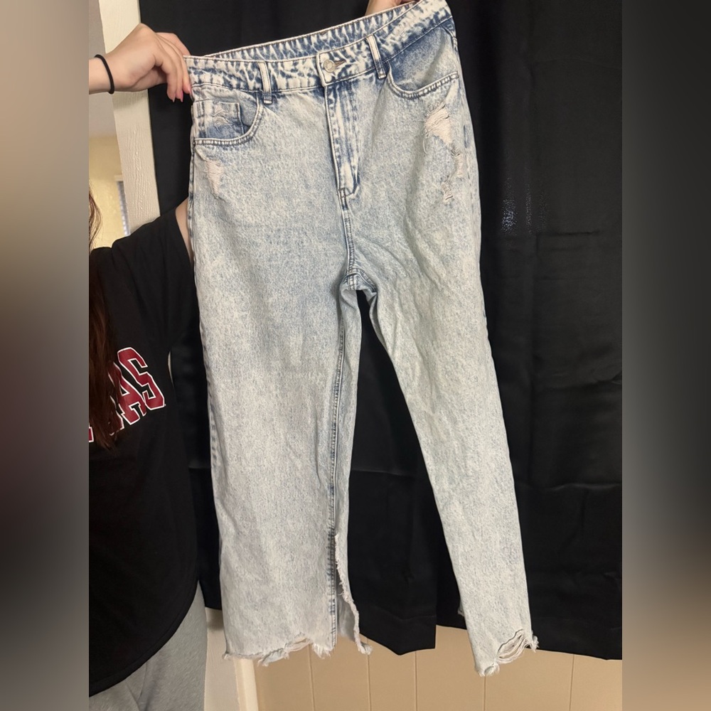 Cute Light Washed Ripped Jeans